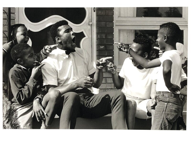 Mohammed Ali at Home with Neighborhood Kids de Steve Schapiro, 1963