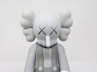 Small Lie (Grey) de KAWS, 2017 (vue 4)
