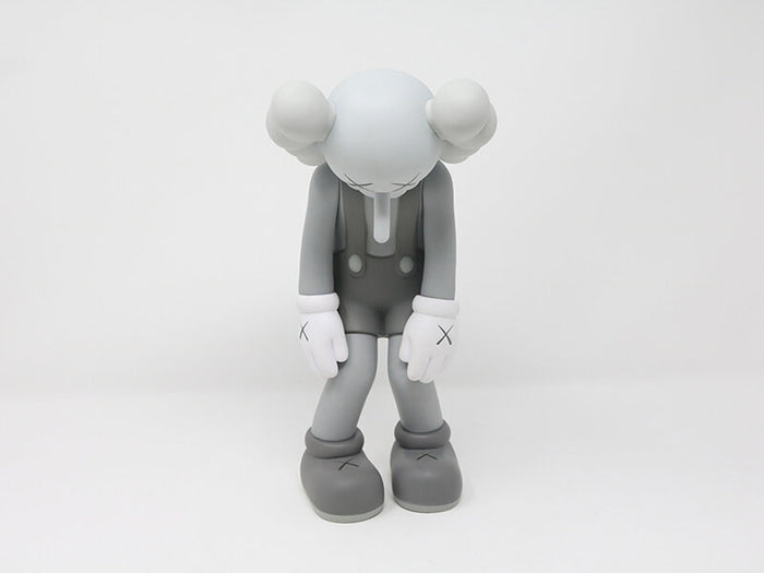 Small Lie (Grey) de KAWS, 2017 (vue 2)