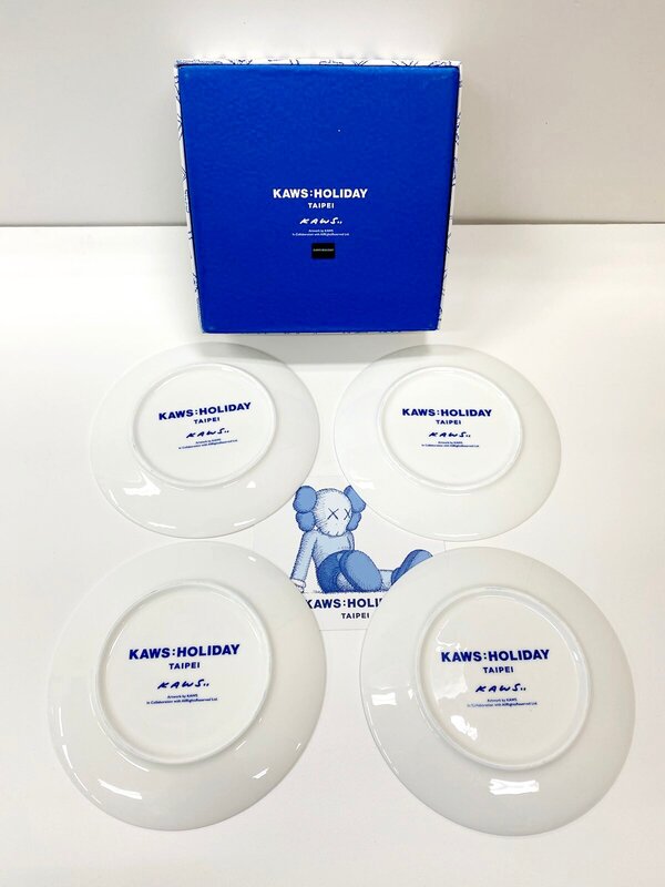 Holiday Ceramic Plates (Blue) de KAWS, vers 2020 (vue 3)