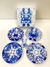 Holiday Ceramic Plates (Blue) de KAWS, vers 2020 (vue 2)