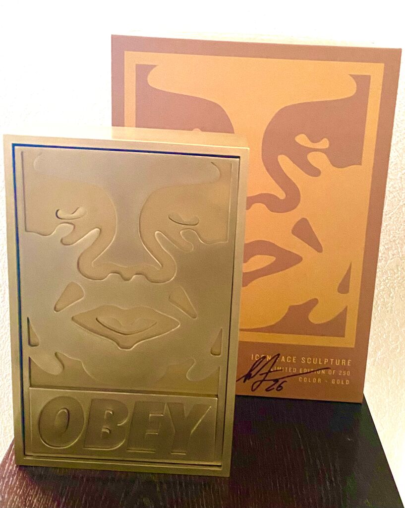 Icon Face sculpture ( Gold) de Shepard Fairey, 2026 (vue 4)