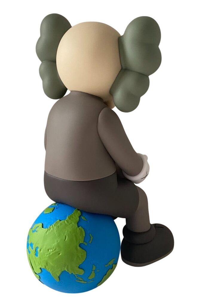 Holiday Thailand (Brown) de KAWS, 2025 (vue 3)