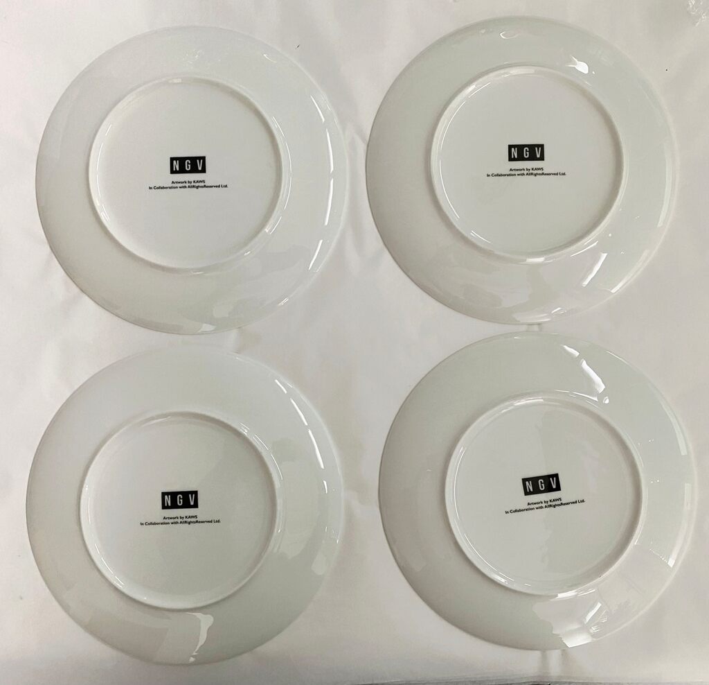 Holiday Ceramic Plates (Grey) de KAWS, 2019 (vue 2)