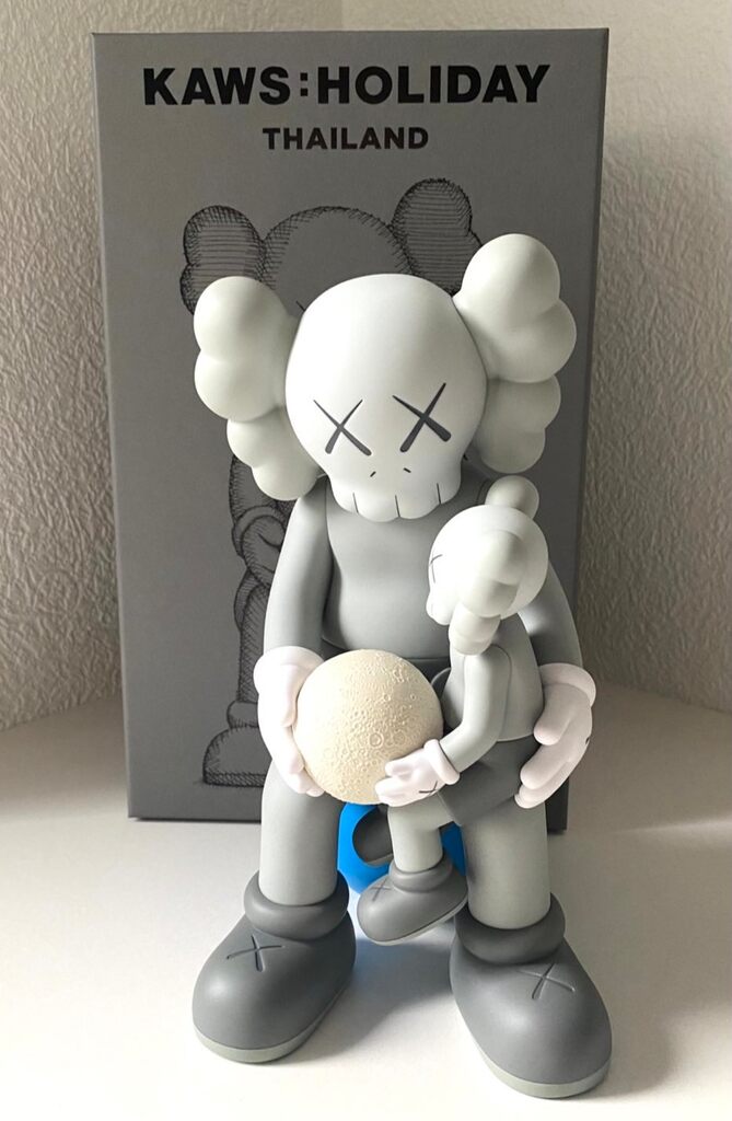 Holiday Thailand (Grey) de KAWS, 2025 (vue 4)