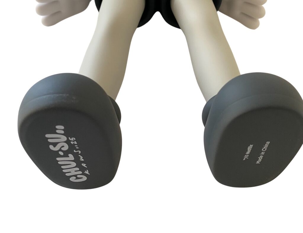 Chul-Su Monotone (Squid Game) de KAWS, 2025 (vue 5)