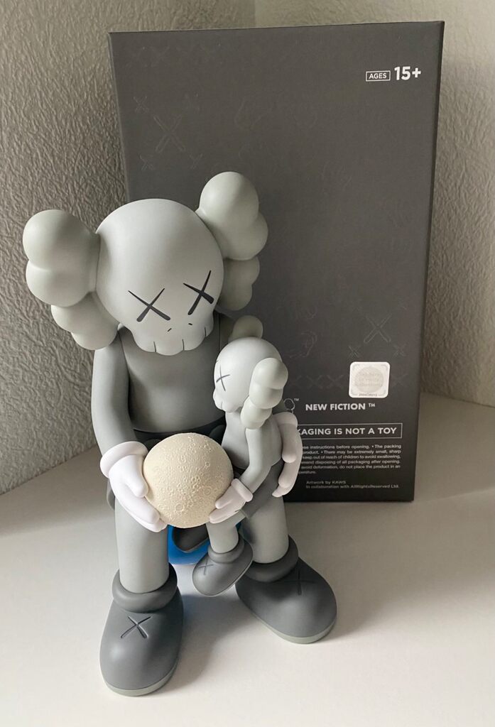 Holiday Thailand (Grey) de KAWS, 2025 (vue 5)