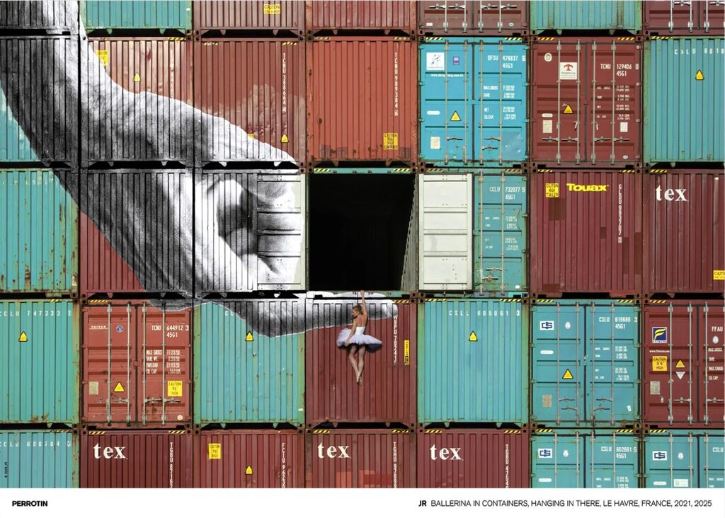 JR - Ballerina in containers, Hanging in there, Le Havre, France de JR, 2021-2025