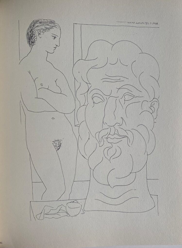 Marie-Thérèse regardant un autoportrait sculpté du sculpteur de Pablo Picasso, 1956