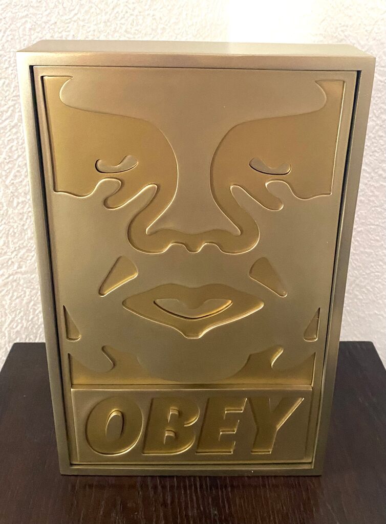 Icon Face sculpture ( Gold) de Shepard Fairey, 2026 (vue 2)