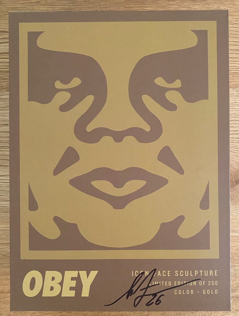Icon Face sculpture ( Gold) de Shepard Fairey, 2026 (vue 5)