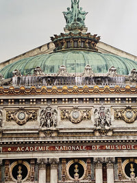 Ballet, Regard surplombant la façade du Palais Garnier, Opéra de Paris, France de JR, 2014 (vue 2)