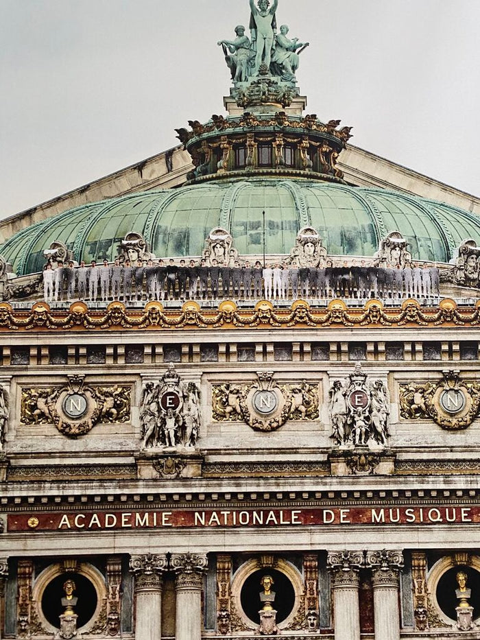 Ballet, Regard surplombant la façade du Palais Garnier, Opéra de Paris, France de JR, 2014 (vue 2)