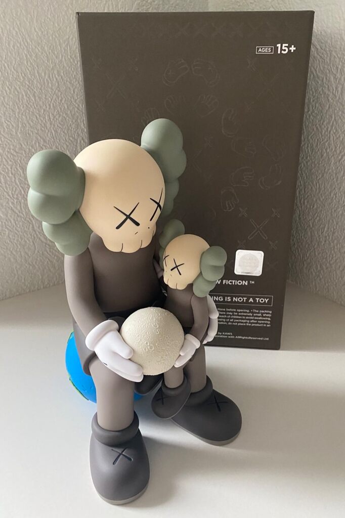 Holiday Thailand (Brown) de KAWS, 2025 (vue 5)