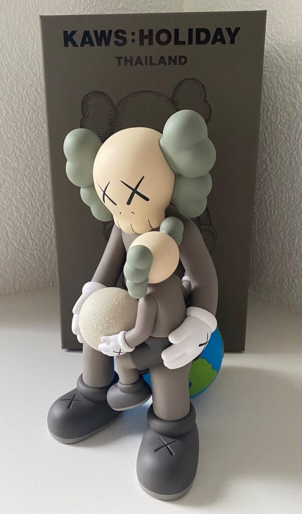 Holiday Thailand (Brown) de KAWS, 2025 (vue 4)
