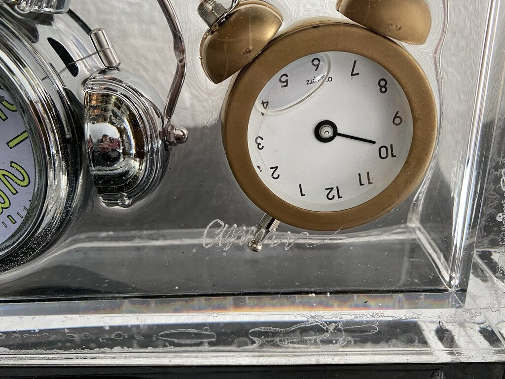 Composition of alarm clocks d'Arman, 2005 (vue 4)
