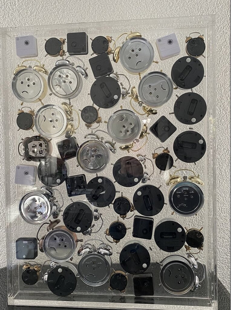 Composition of alarm clocks d'Arman, 2005 (vue 3)