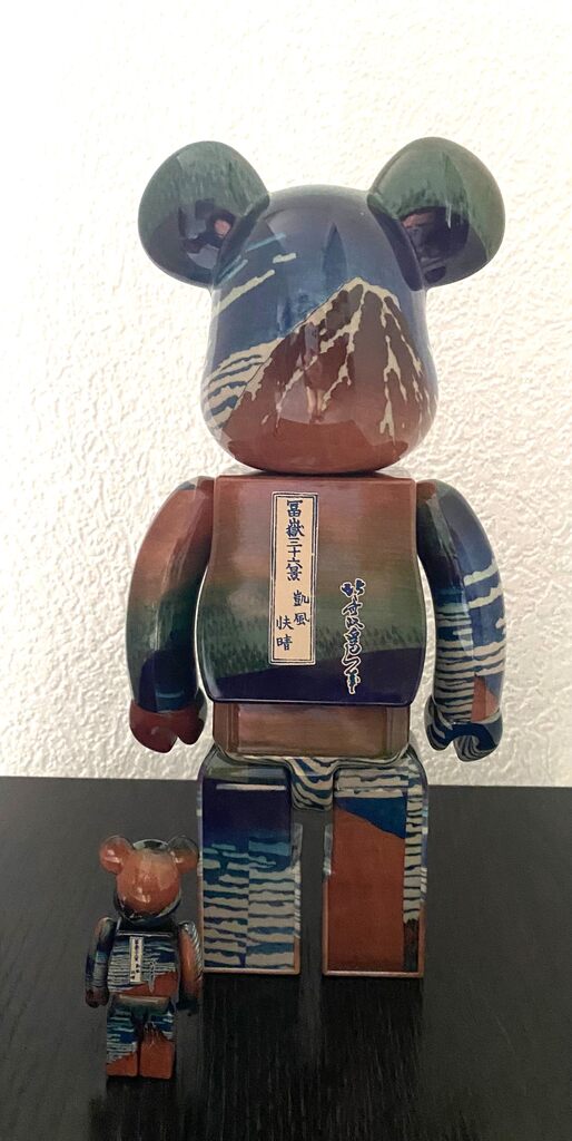 Katsushika Hokusai, A mild Breeze on a fine Day, 100%+ 400% de BE@RBRICK, 2022 (vue 2)