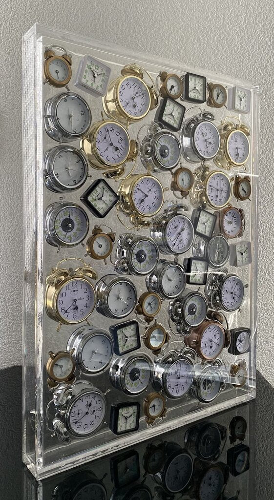 Composition of alarm clocks d'Arman, 2005 (vue 2)