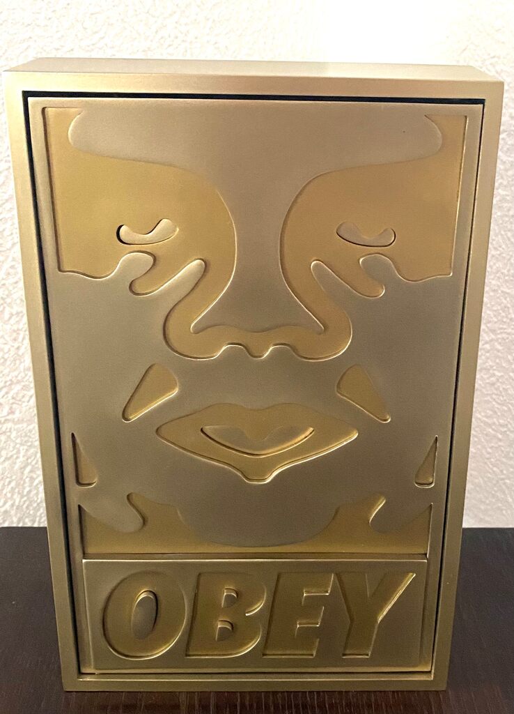 Icon Face sculpture ( Gold) de Shepard Fairey, 2026