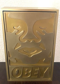 Icon Face sculpture ( Gold) de Shepard Fairey, 2026