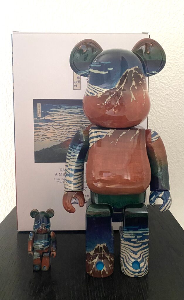 Katsushika Hokusai, A mild Breeze on a fine Day, 100%+ 400% de BE@RBRICK, 2022 (vue 3)
