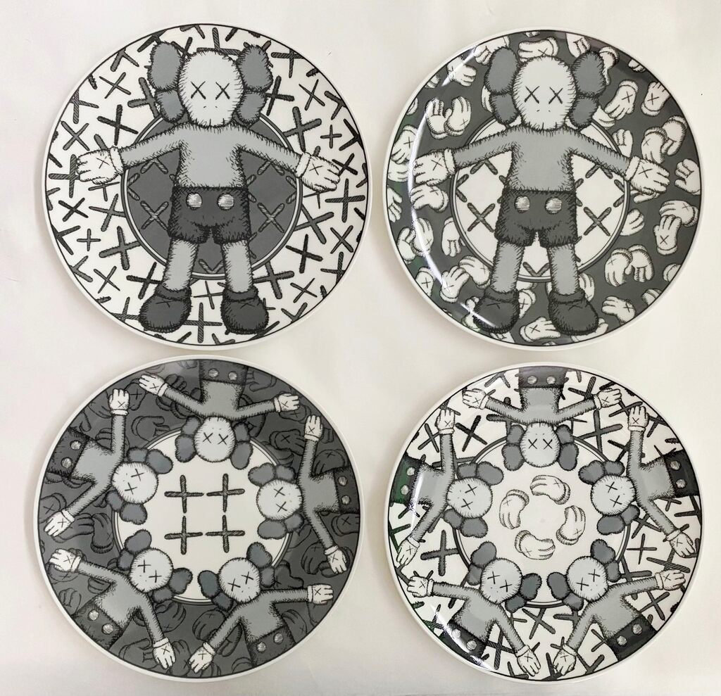 Holiday Ceramic Plates (Grey) de KAWS, 2019