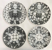 Holiday Ceramic Plates (Grey) de KAWS, 2019