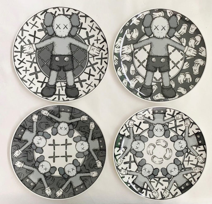 Holiday Ceramic Plates (Grey) de KAWS, 2019